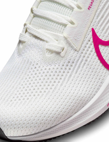 Nike Pegasus 40 Shoes - Summit White/Fireberry/Metallic Summit Whiteimage4- The Sports Edit